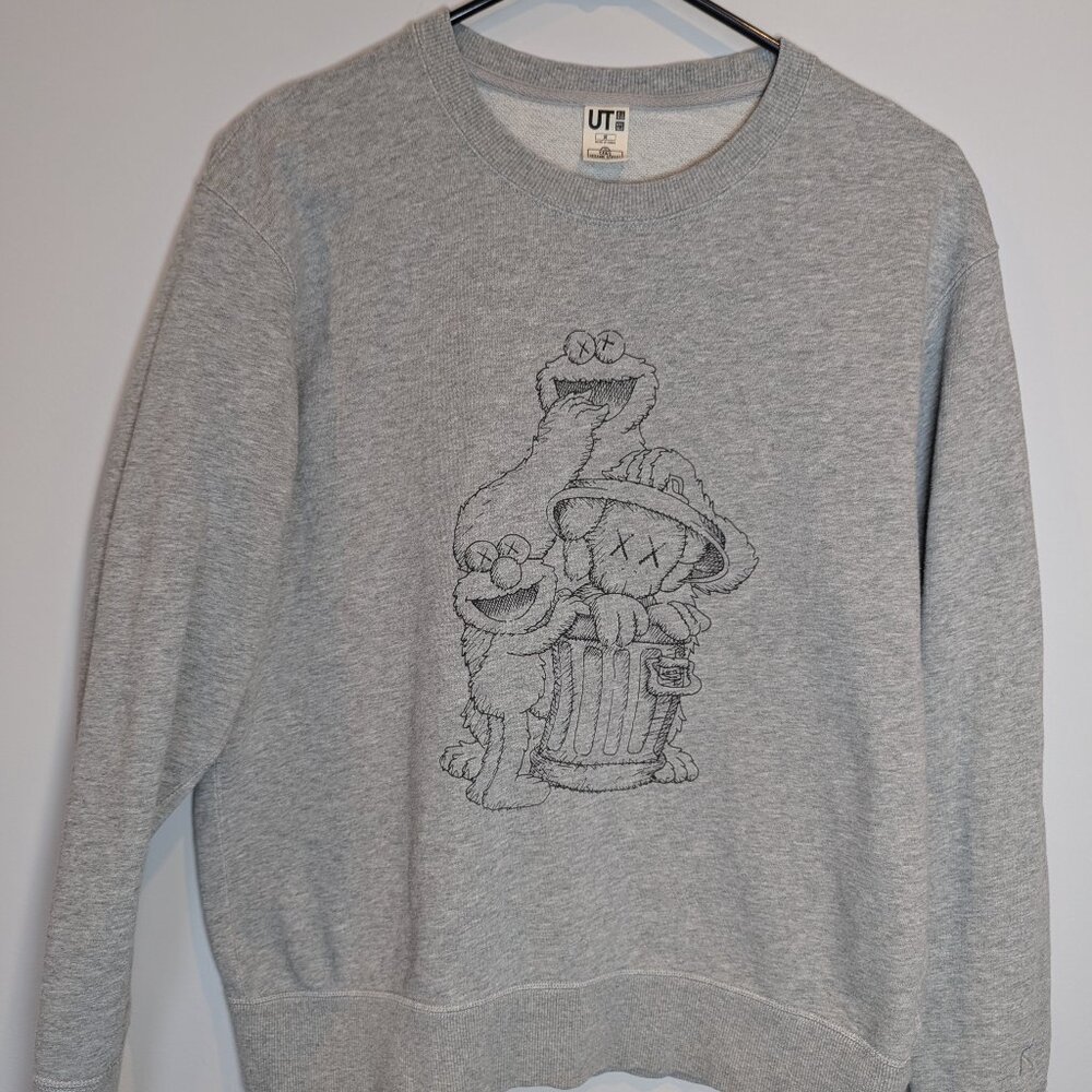 UNIQLO KAW SESAME STREET CREW NECK SIZE MEDIUM
